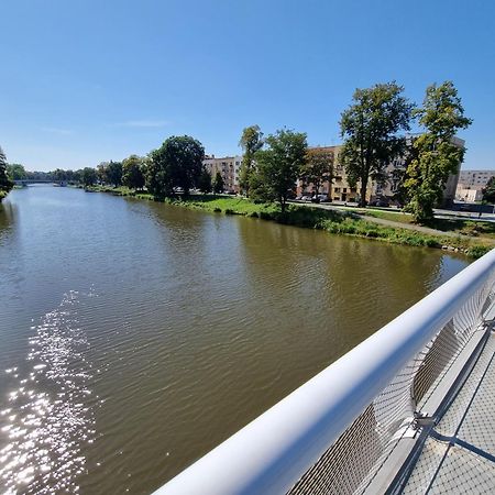 Prostorny Byt V Centru U Reky, 2 Loznice, Balkon Hradec Kralove Exterior foto