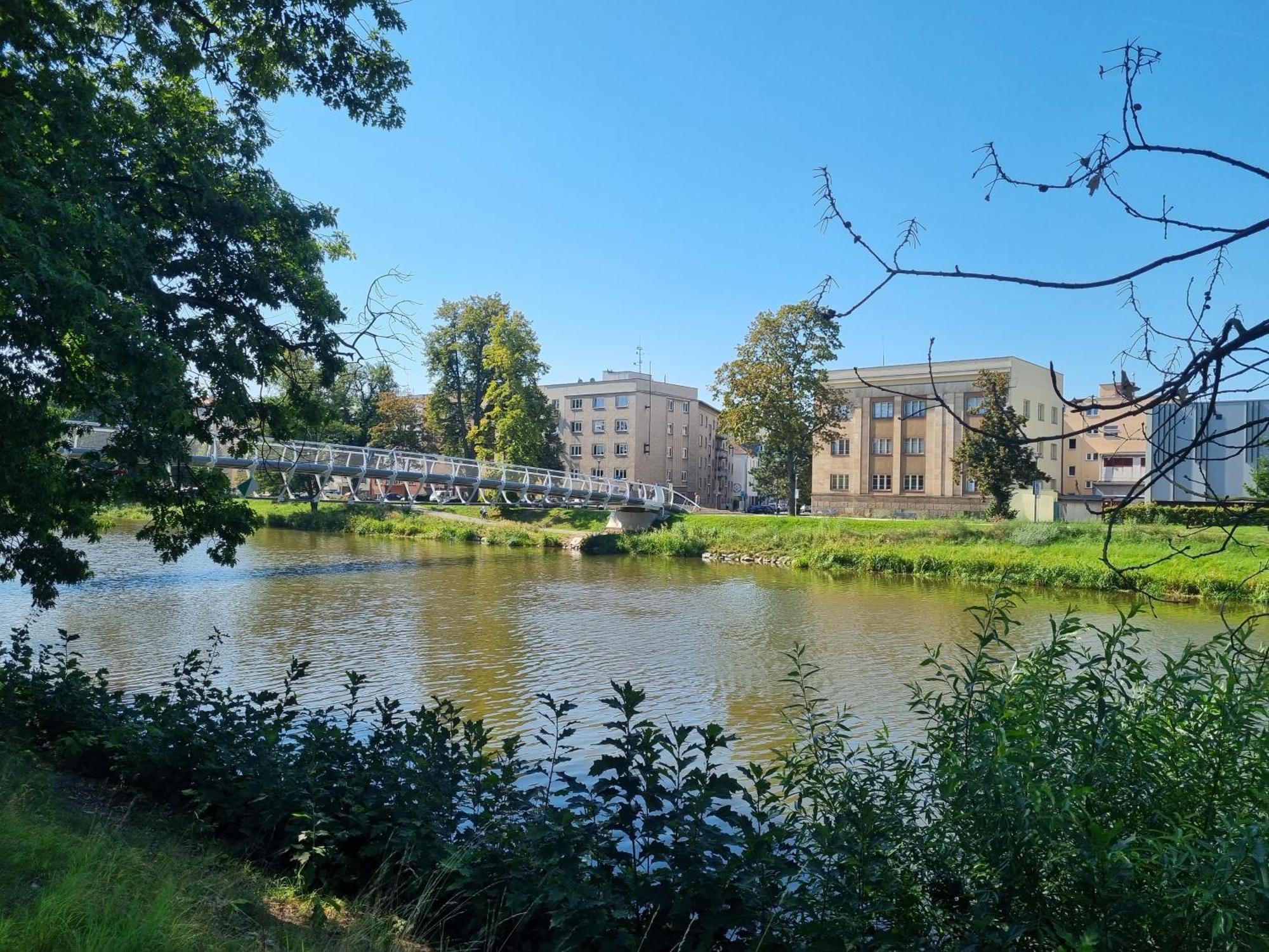 Prostorny Byt V Centru U Reky, 2 Loznice, Balkon Hradec Kralove Exterior foto
