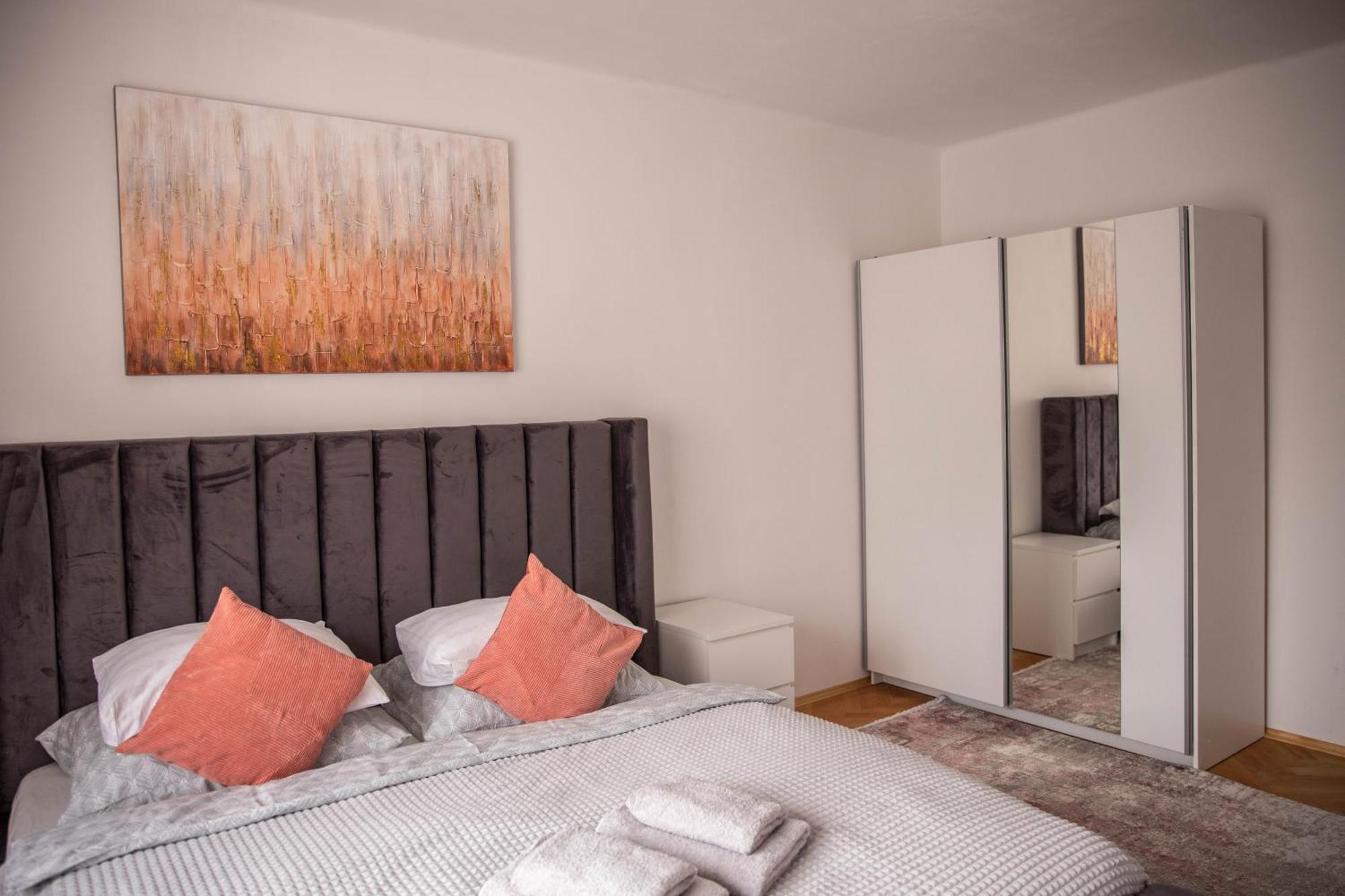 Prostorny Byt V Centru U Reky, 2 Loznice, Balkon Hradec Kralove Exterior foto