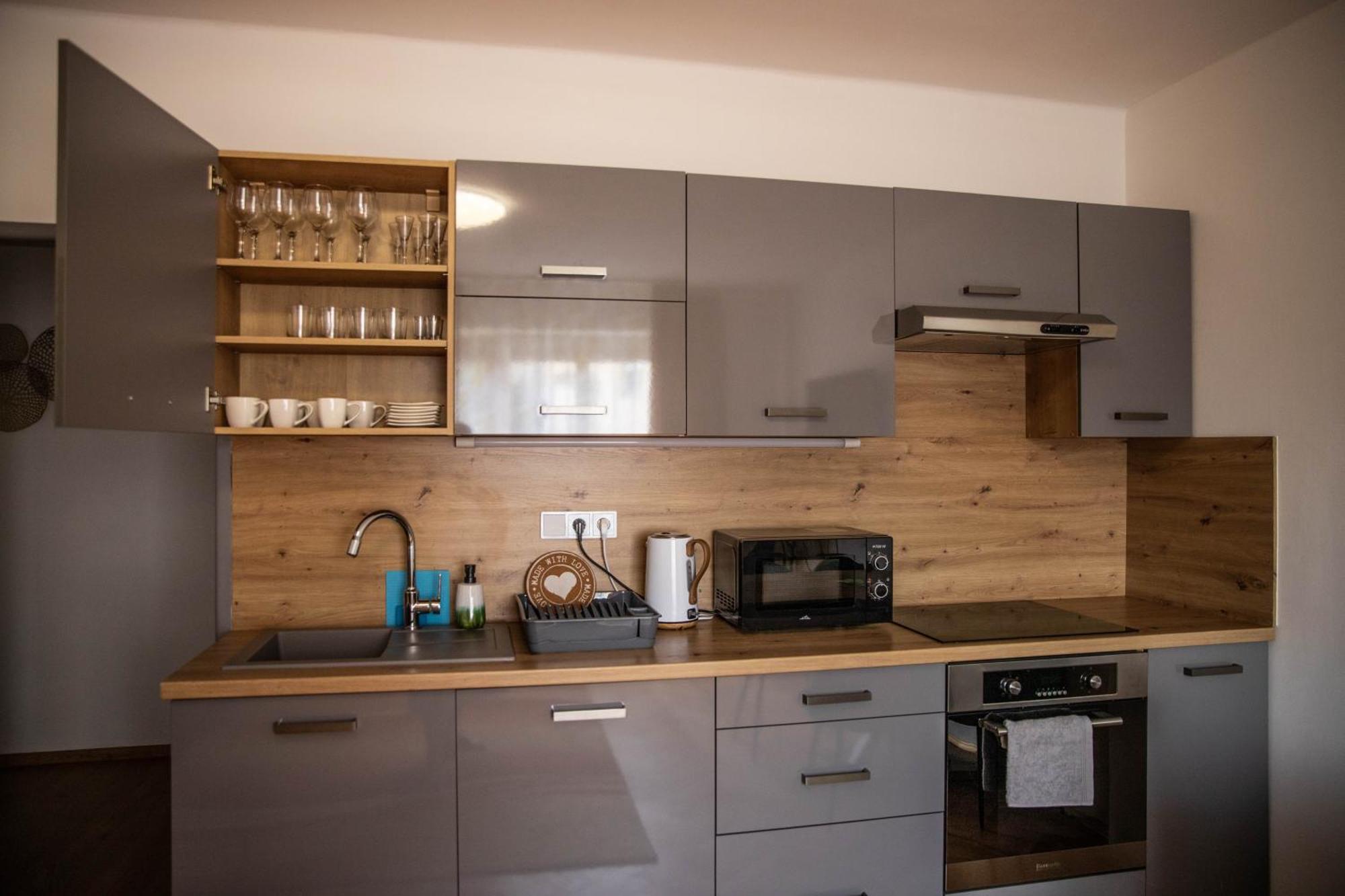 Prostorny Byt V Centru U Reky, 2 Loznice, Balkon Hradec Kralove Exterior foto