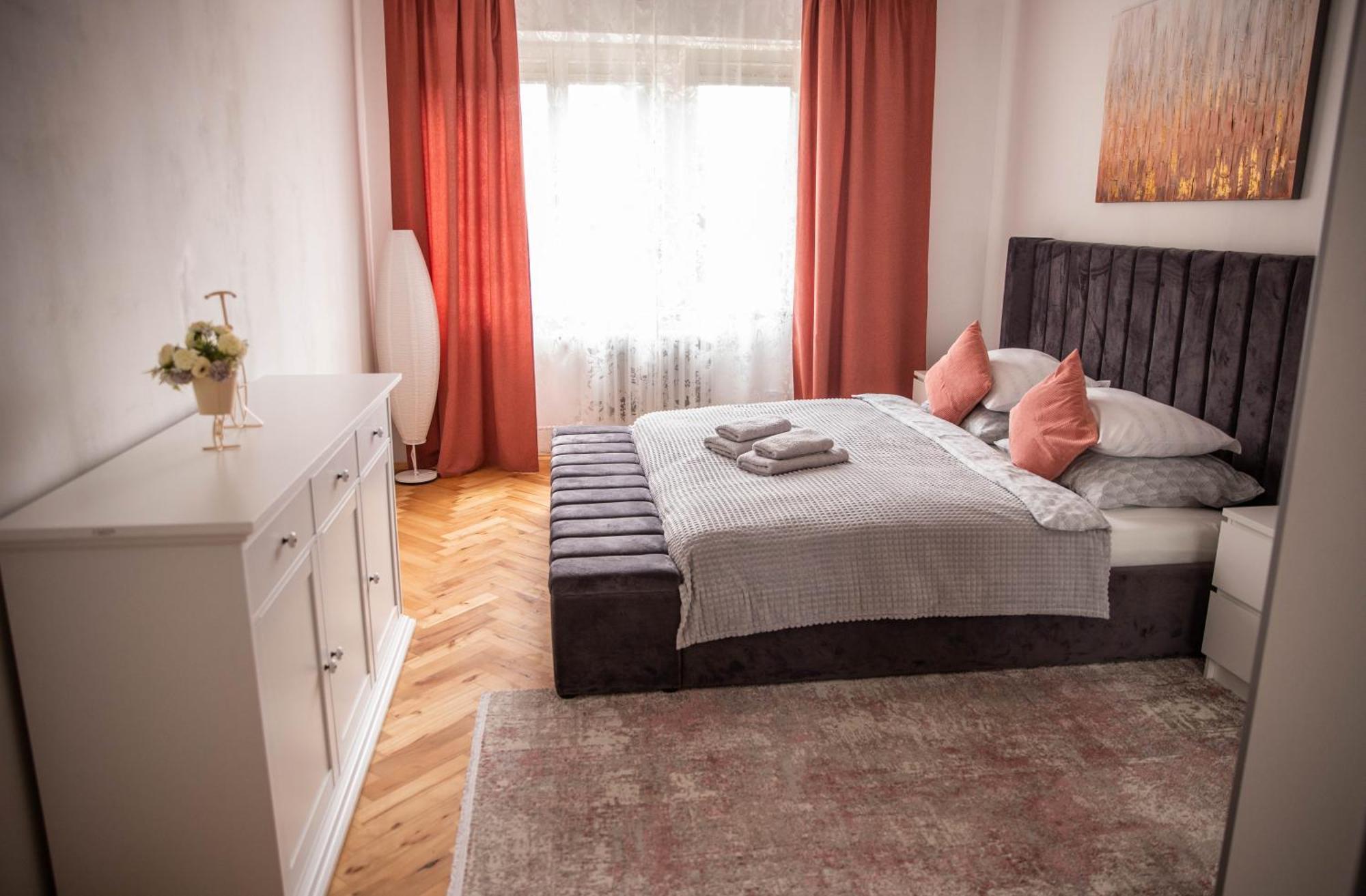 Prostorny Byt V Centru U Reky, 2 Loznice, Balkon Hradec Kralove Exterior foto
