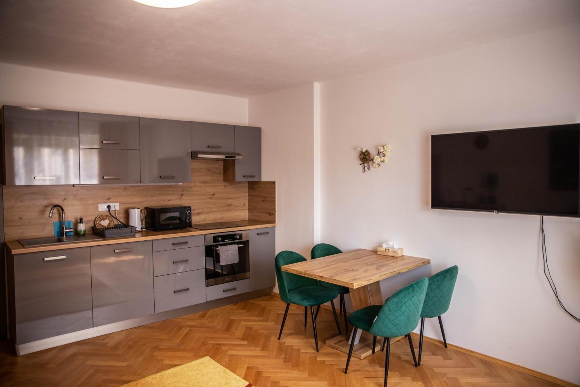 Prostorny Byt V Centru U Reky, 2 Loznice, Balkon Hradec Kralove Exterior foto