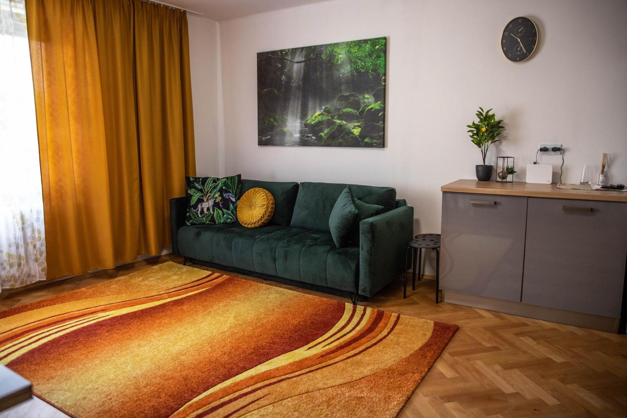 Prostorny Byt V Centru U Reky, 2 Loznice, Balkon Hradec Kralove Exterior foto